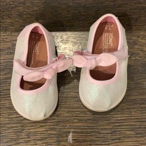 Toms ballerina bow shoes size 4 walker